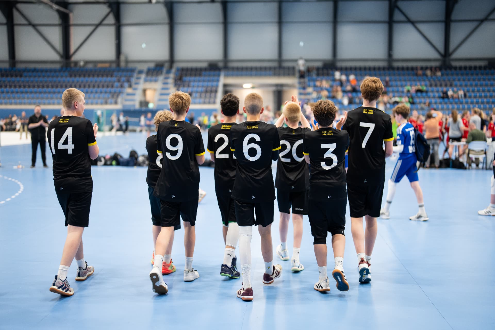 Ungdomslag tackar publiken i en fullsatt idrottshall