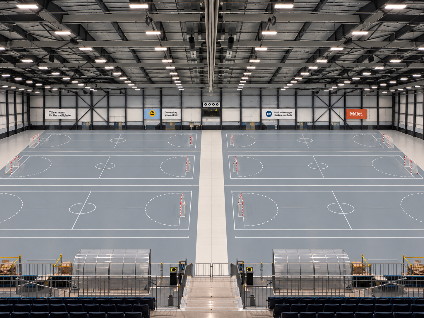 Stor hall med två fullstora mobila sportgolv utlagda och uppsatta mål