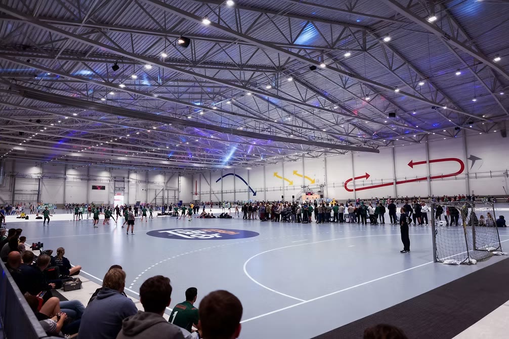 Montering av mobilt sportgolv i en mässhall