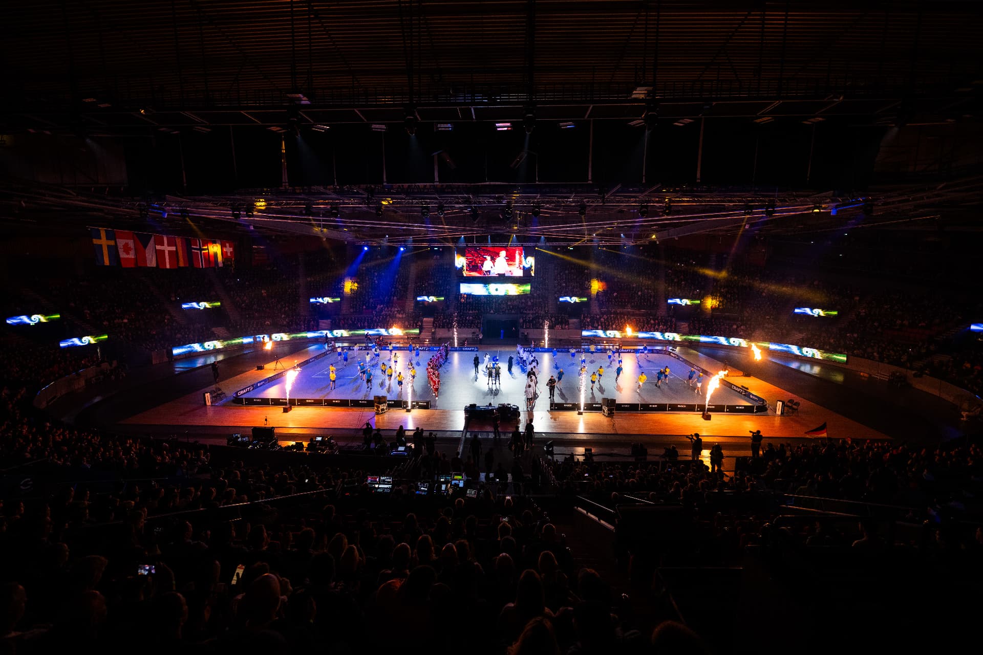 Invigning i fullsatt arena med ljusshow och flaggor